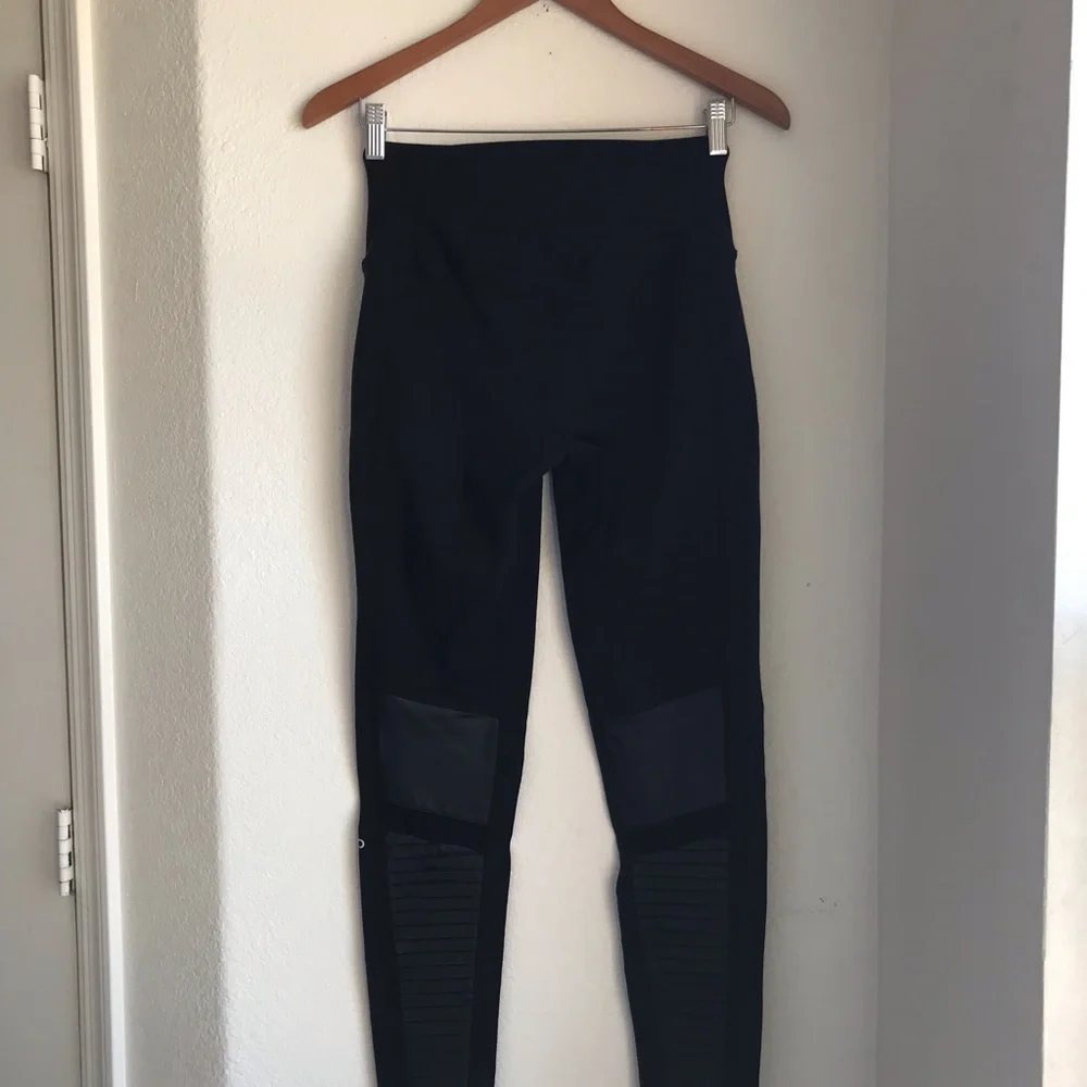 Alo Black Moto Sexy Legging Matte Shine Fabric & Mesh Detail size Large Stretch